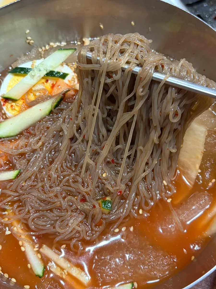양 많고 쫄깃한 냉면 면발