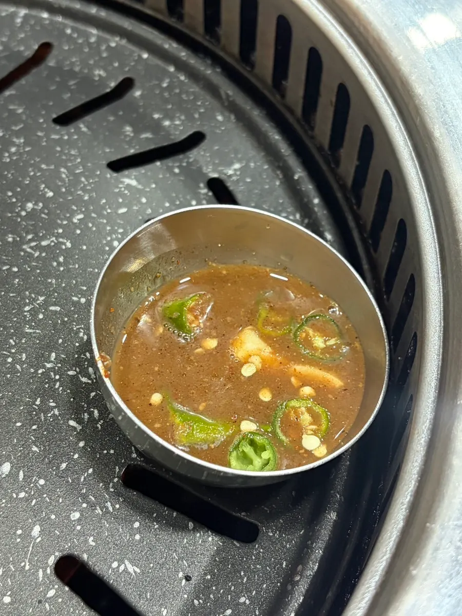 불판에 올려 끓이는 멜젓