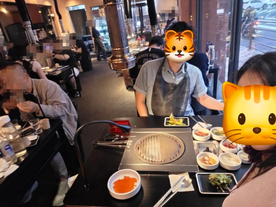 모던한 테이블 세팅과 디지털 메뉴판
