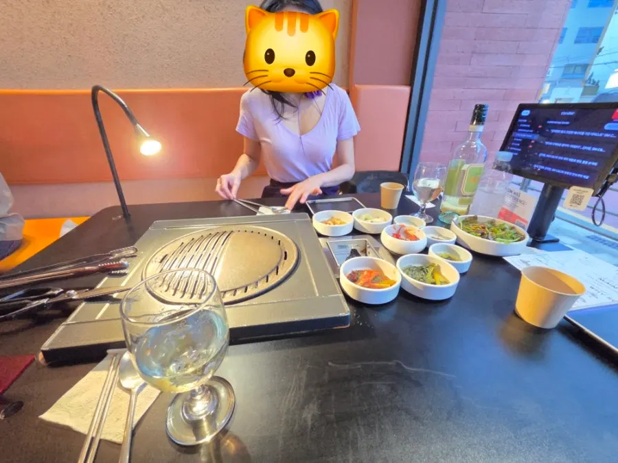 백김치와 명란젓 등 기본 찬 한 상