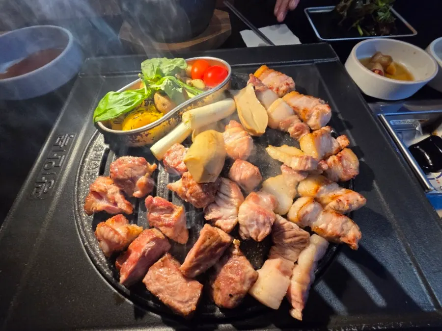 그릴에 올린 드라이 에이징 목살과 삼겹살