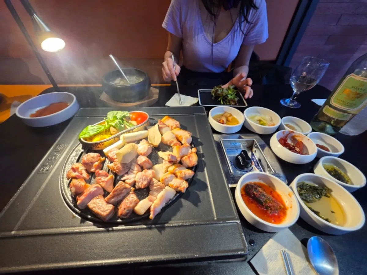 직원이 구워주는 두툼한 숙성 삼겹살