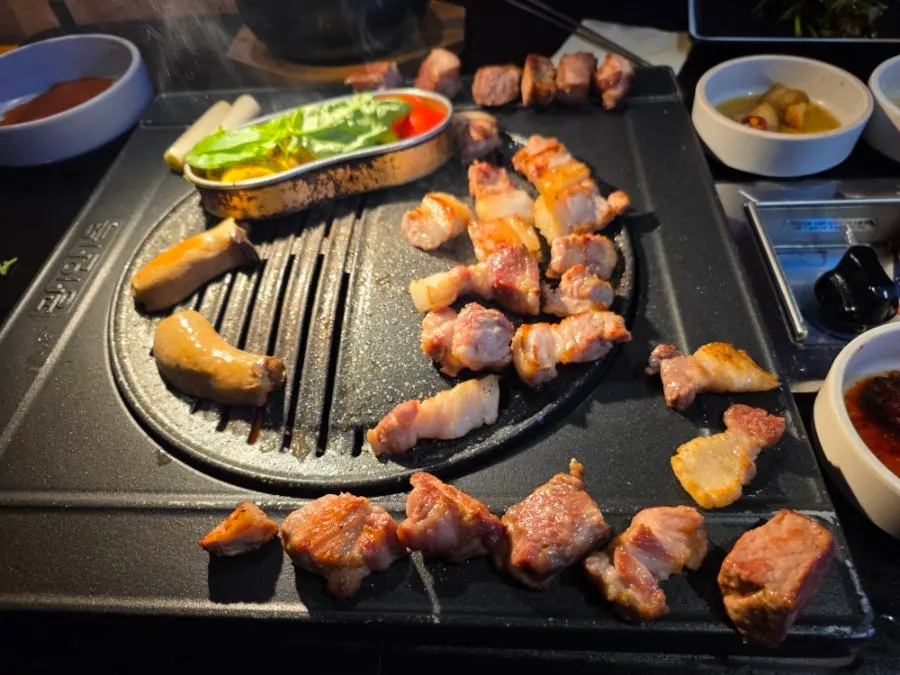 야채 트레이와 함께 구워지는 고기