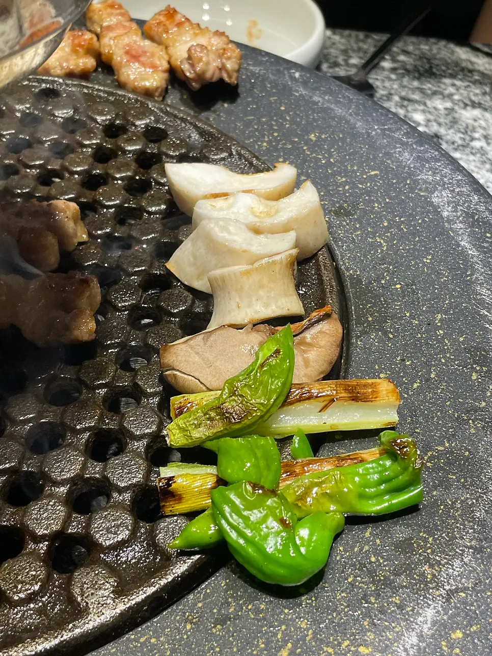 Grilled mushrooms, green onion and gwarigochu cut into easy-to-eat pieces