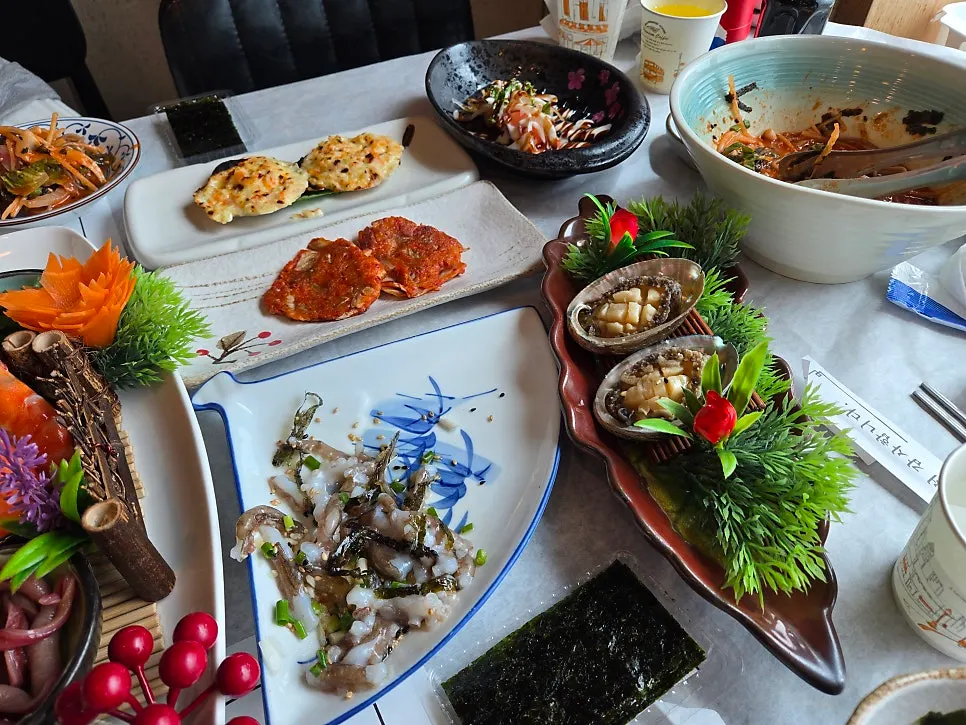 Cheese-grilled scallops and kimchi pancake