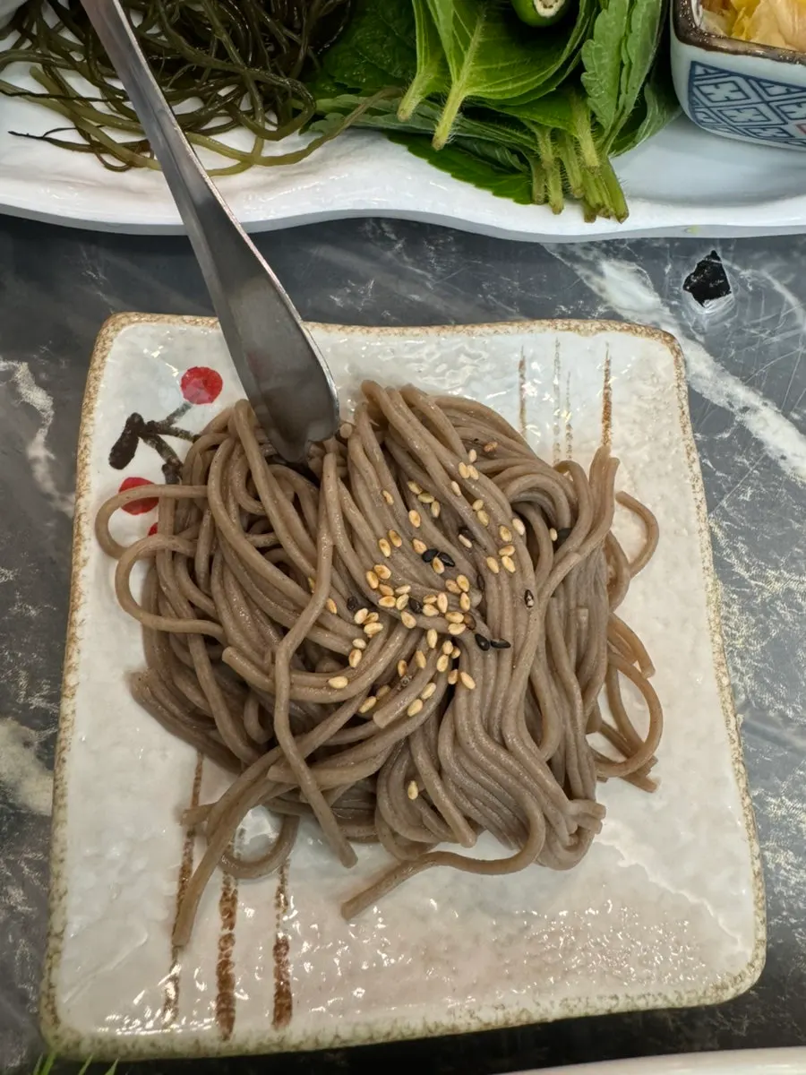 Mulhoe with added noodles