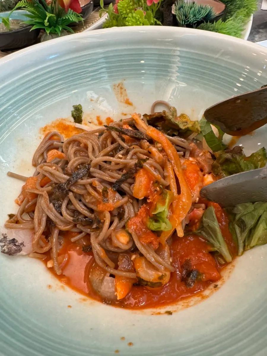 Mulhoe with added noodles
