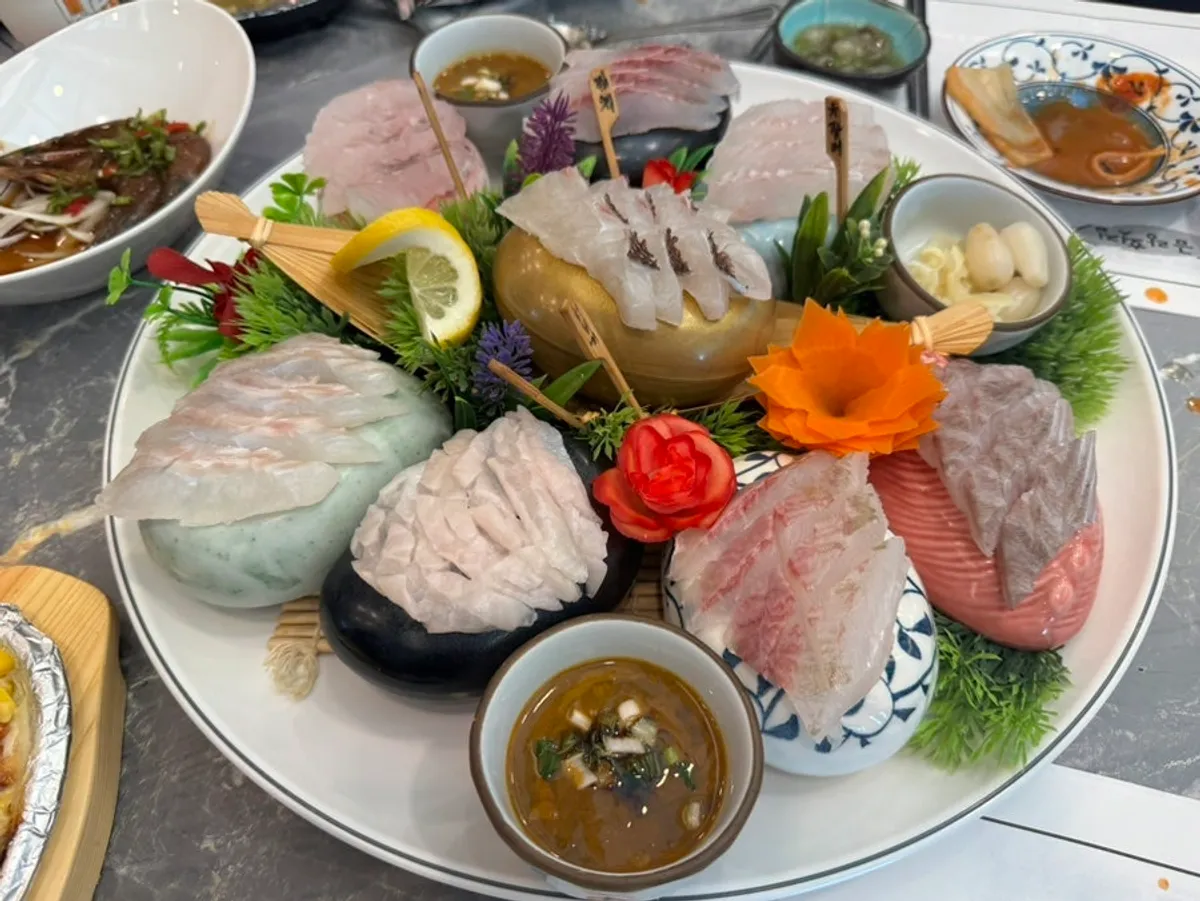 Main assorted sashimi plated on ceramicware