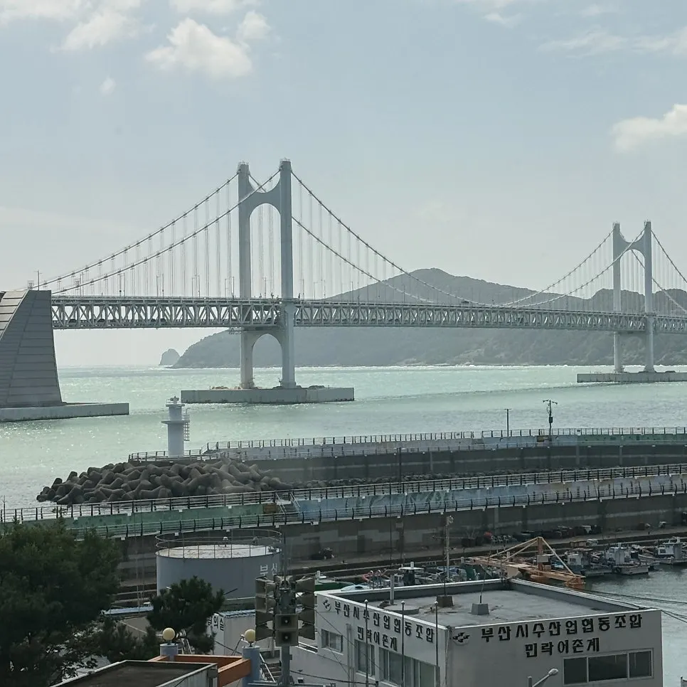 금랑횟집 넓은 홀과 룸