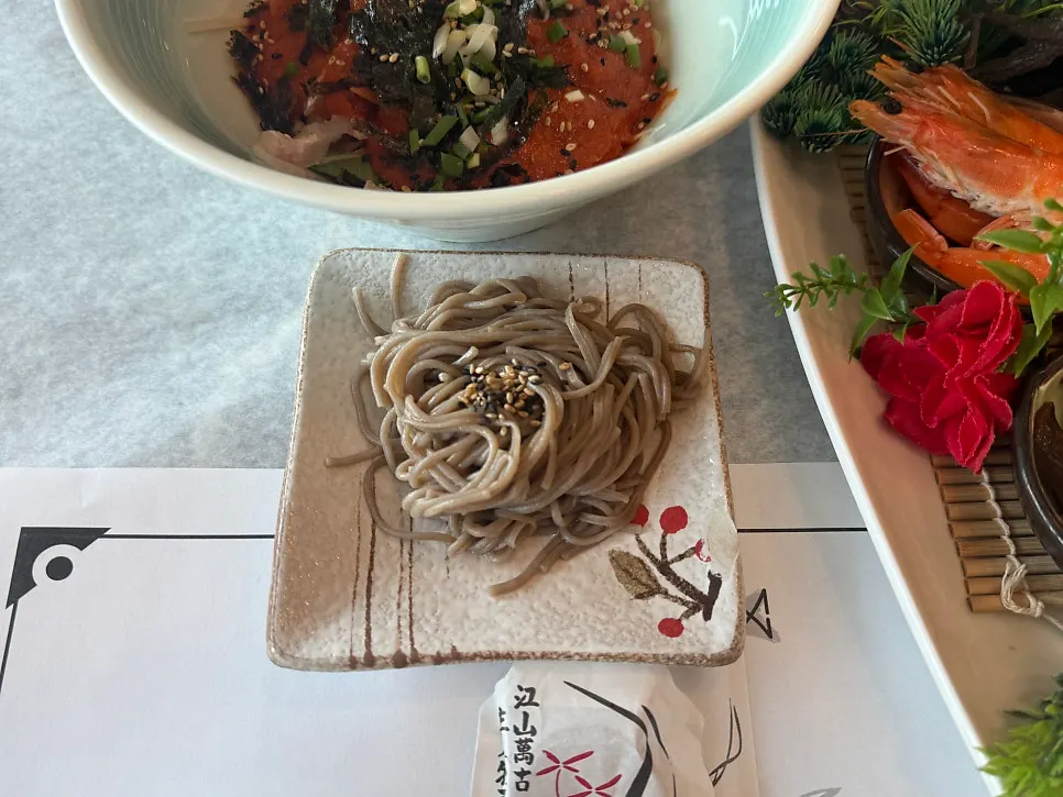 물회와 신선한 해산물 코스