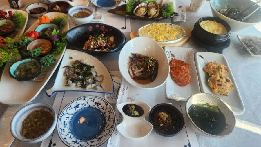 반찬으로 가득 찬 수변한상 테이블