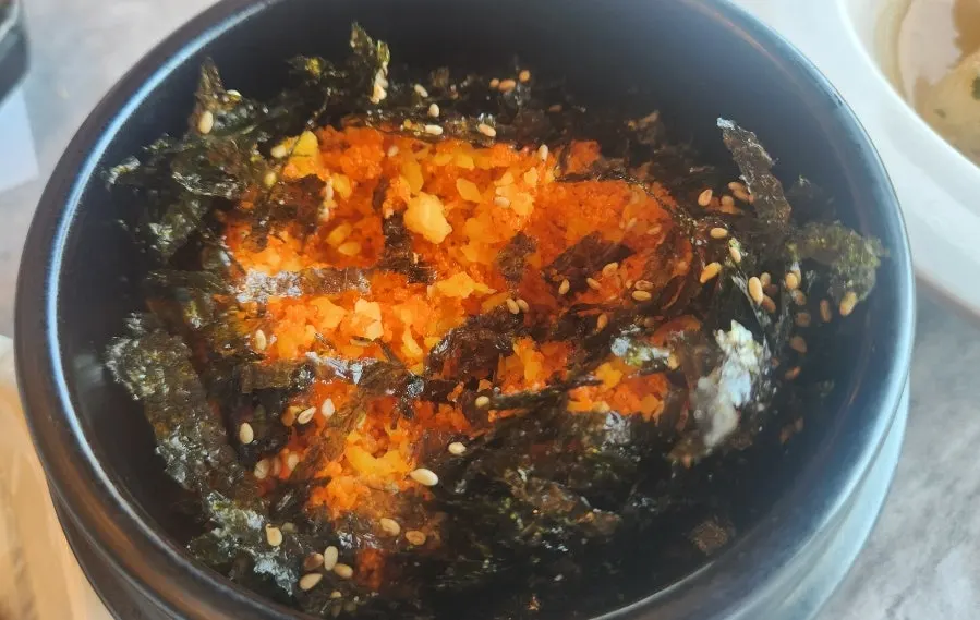 알이 많은 알밥 비비는 모습