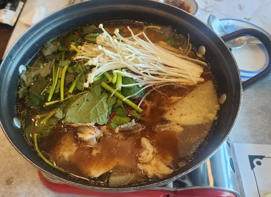팔팔 끓는 매운탕 냄비