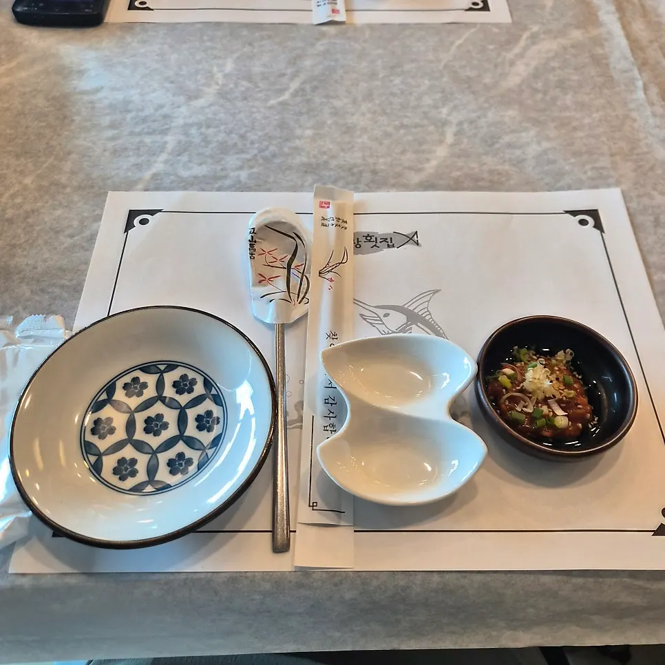 Seating and table preparation at Geumrang Hoetjip