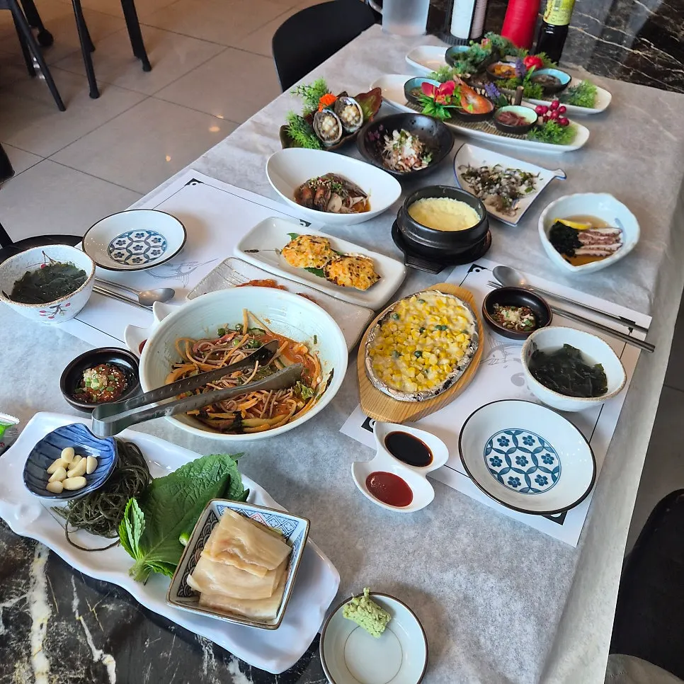 The table fully covered in side dishes at Geumrang Hoetjip