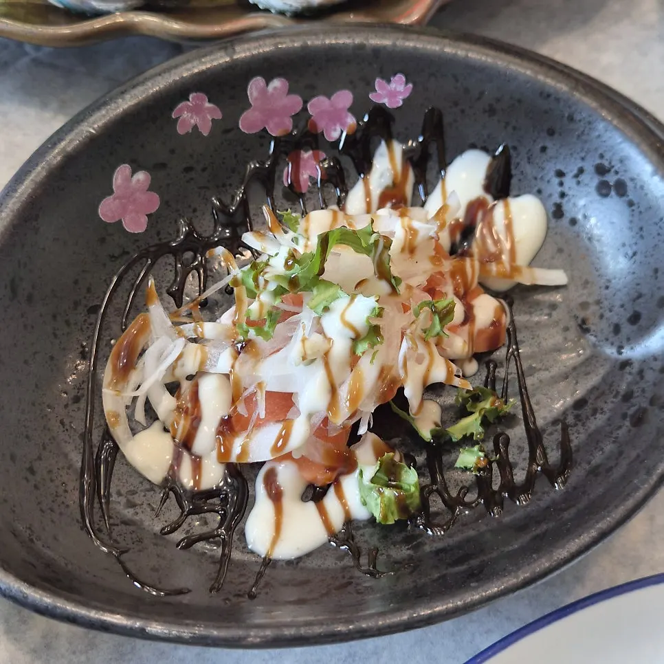 Seafood dishes including cheese scallops at Geumrang Hoetjip