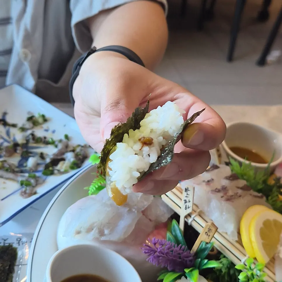 A set of seaweed, pickled ginger and other sashimi accompaniments
