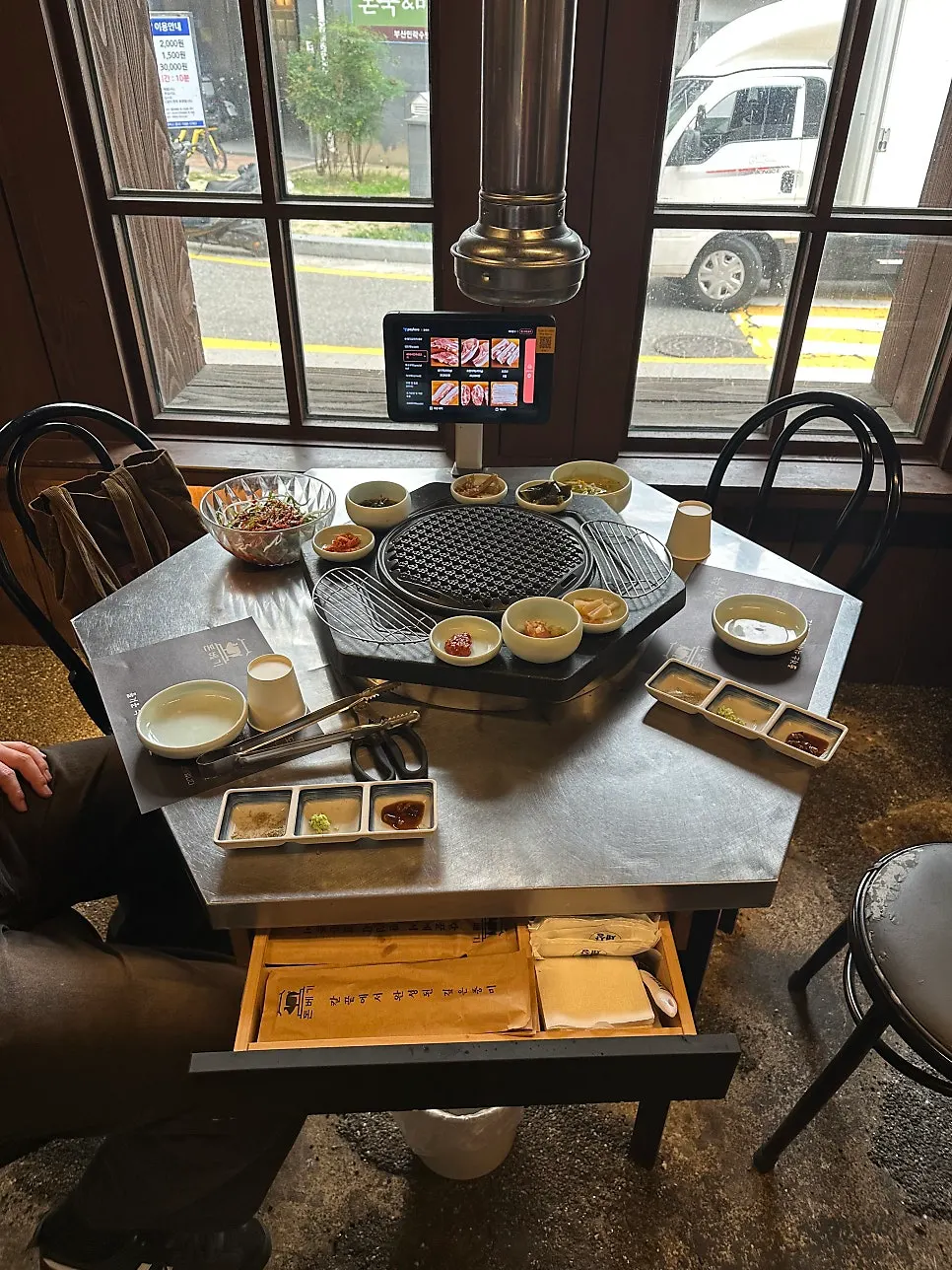 Interior seating at Donbegi Gwang-an Branch