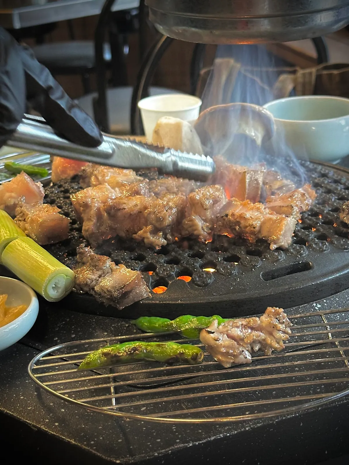 직원이 구워준 노릇한 오겹살과 야채