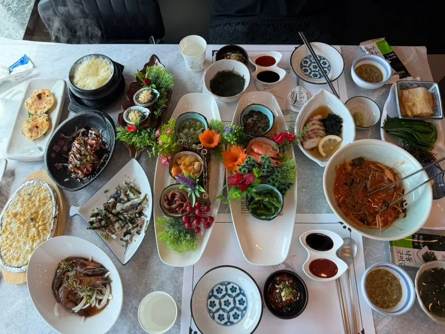 푸짐하게 차려진 수변한상 스끼다시