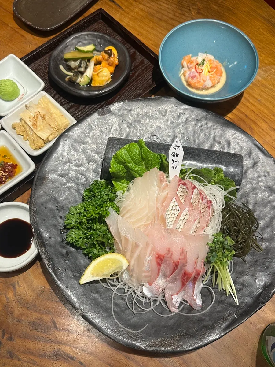 Seasonal assorted sashimi and hoejang gimbap order