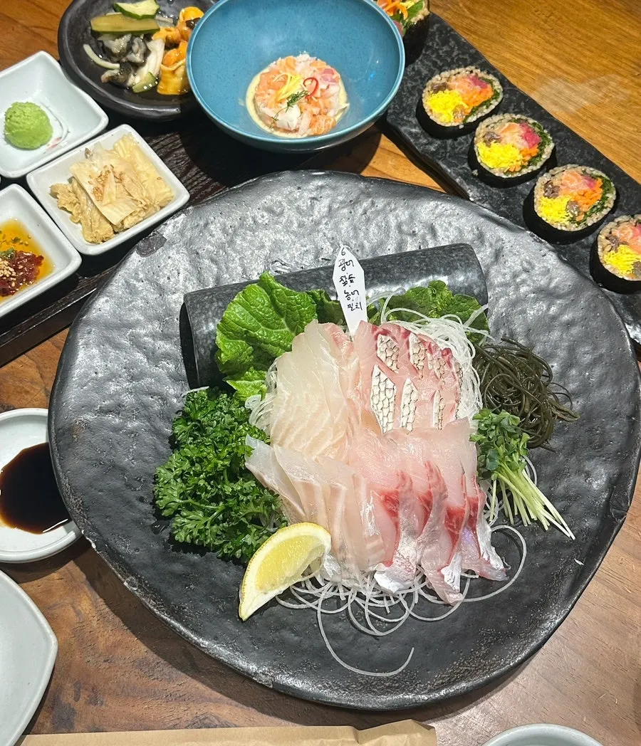 Seasonal assorted sashimi à la carte spread