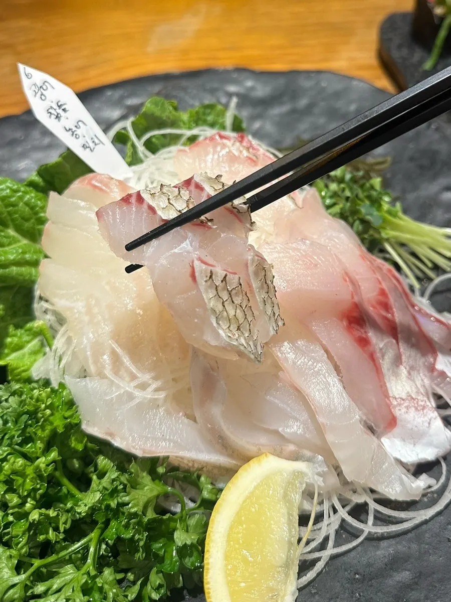 Assorted sashimi paired with mugeunji