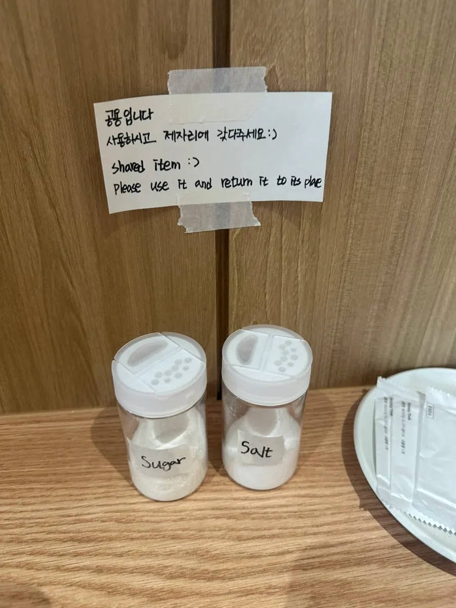 혼자 앉기 좋은 2층 창가 자리