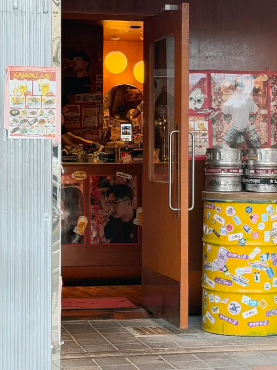 Street in front of Ganppa Beer Gwangalli 2, which has no parking lot