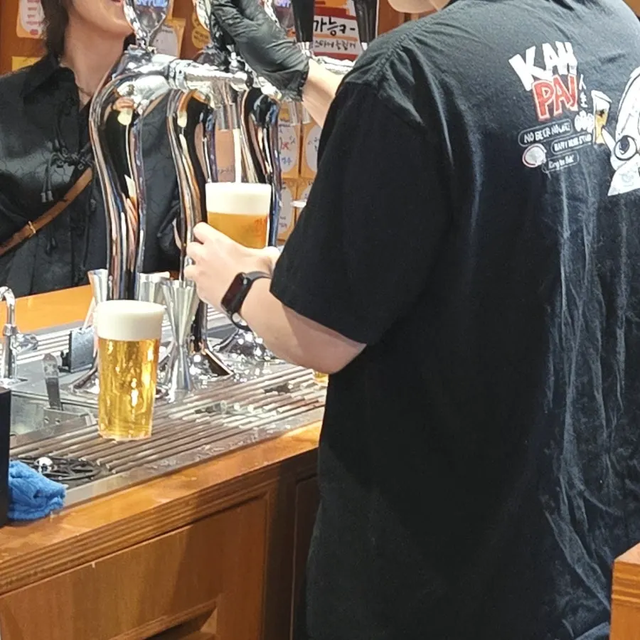 생맥주를 따르는 모습이 보이는 오픈주방