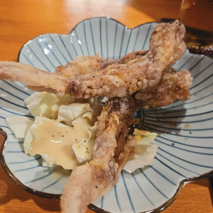 스탠딩 테이블에 놓인 생맥주