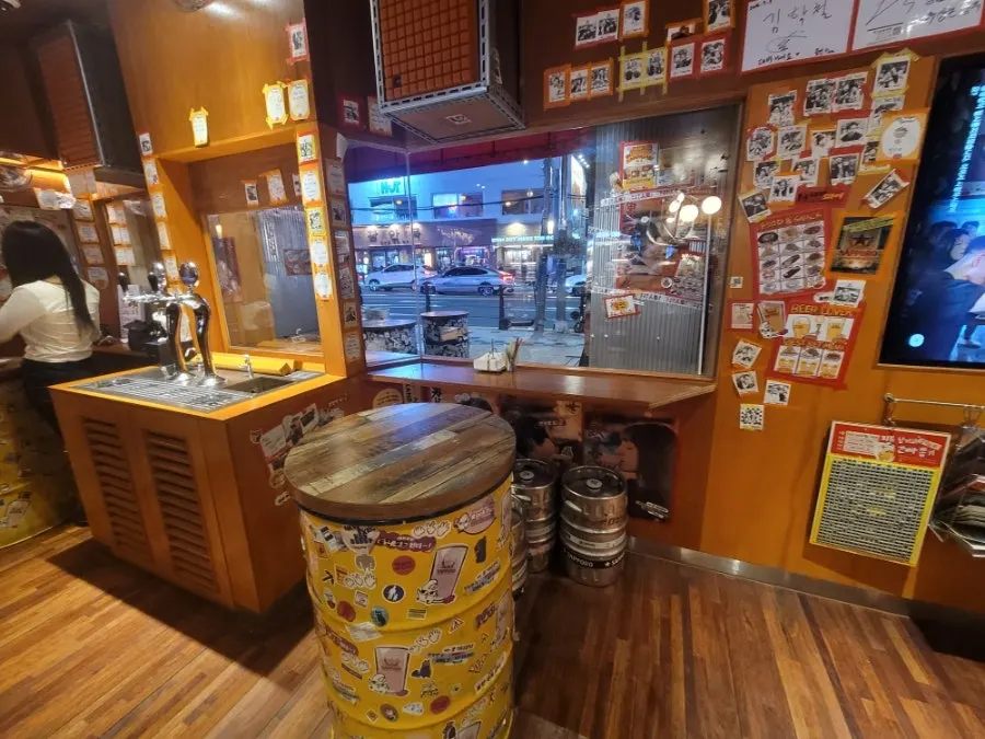 Mesas de barra cerca de la cocina