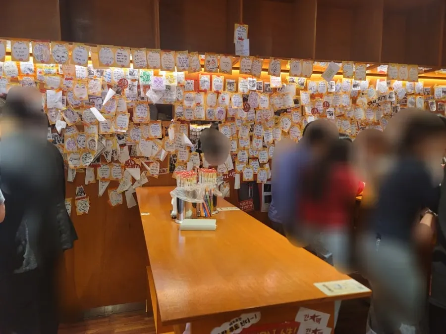 Interior del bar de pie lleno de clientes