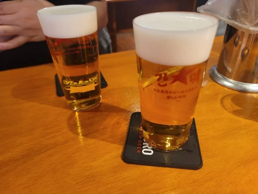 Cerveza Sapporo en el vaso propio de Ganppa