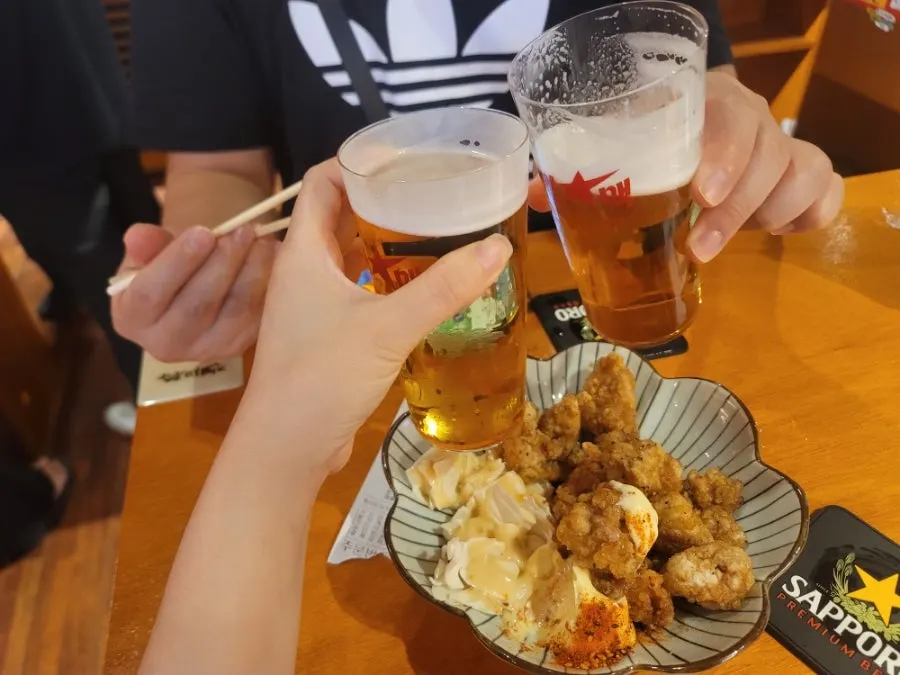 Brindis con dos vasos de cerveza de barril