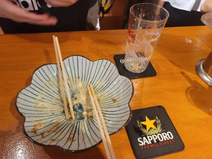 Plato vacío junto al vaso de cerveza