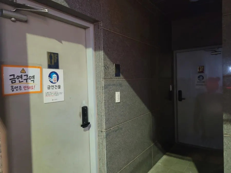 Entrada de los baños separados por sexo