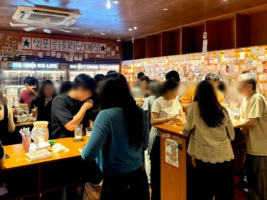 서서 맥주 마시는 스탠딩바 내부 풍경