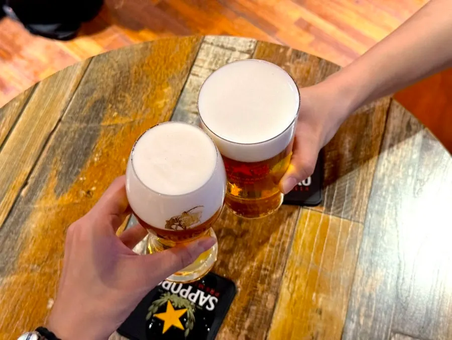 거품이 두툼한 삿포로와 에비스 생맥주