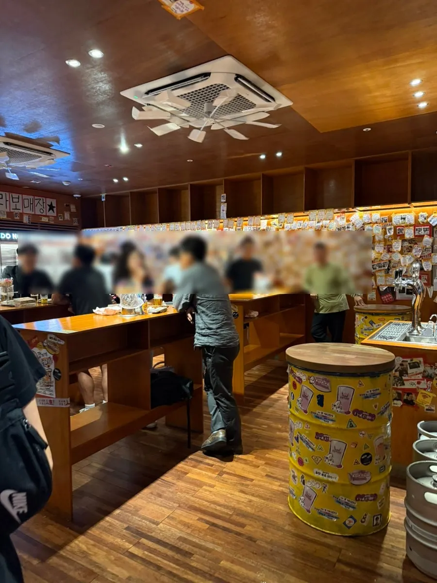 손님으로 가득한 간빠맥주 광안2호점 스탠딩 바