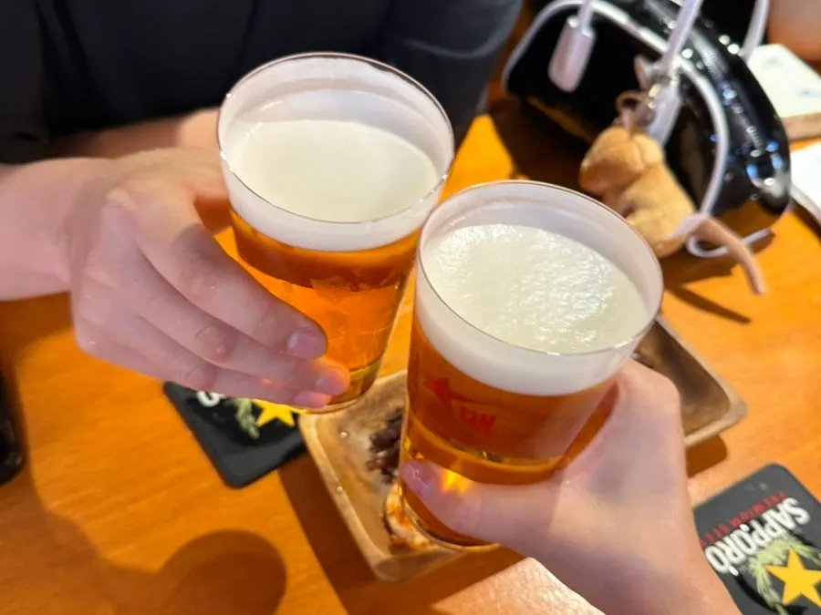 삿포로 생맥주 두 잔으로 건배하는 모습