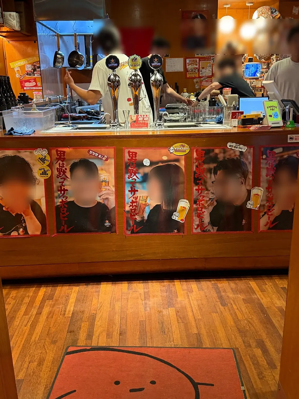 ステッカーが貼られた屋外ドラム缶テーブル席