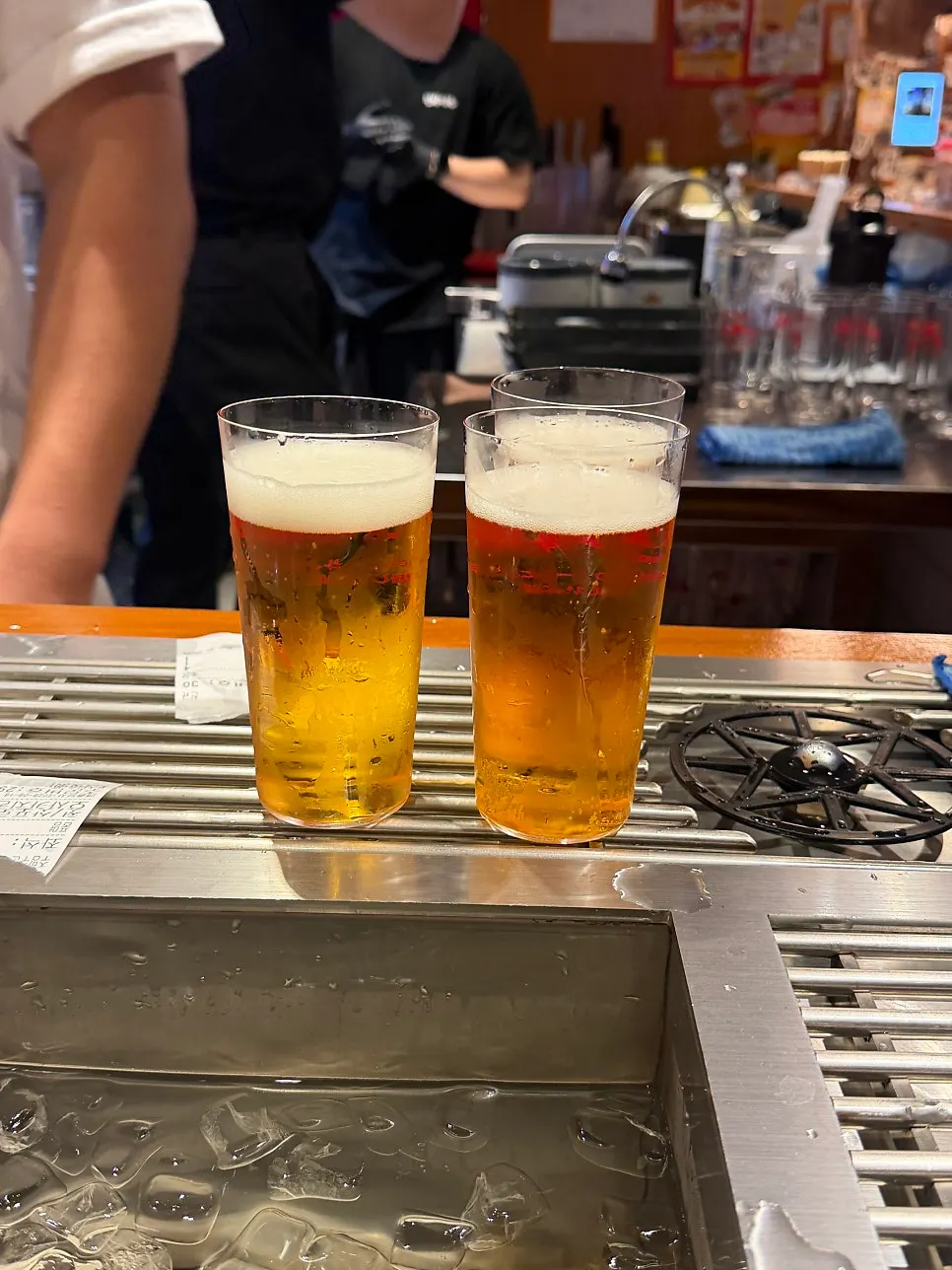 水滴のついたサッポロ生ビールのグラス