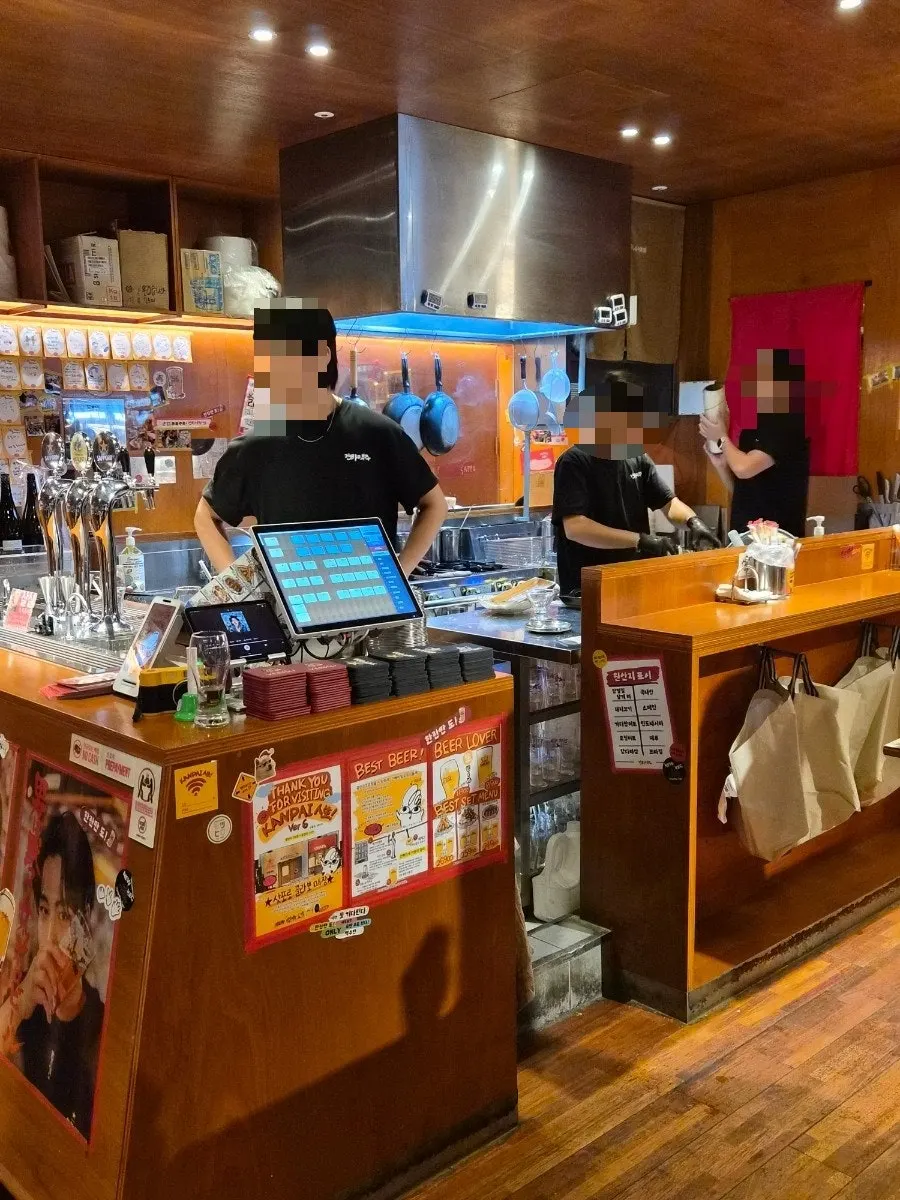 Open kitchen at Ganppa Beer Gwangalli 2