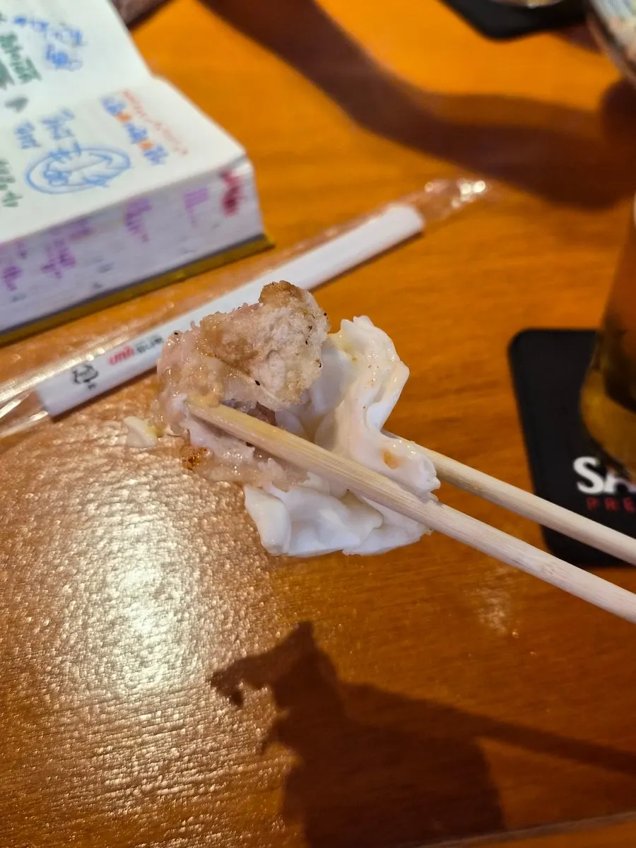 Eating Osaka chicken together with cabbage