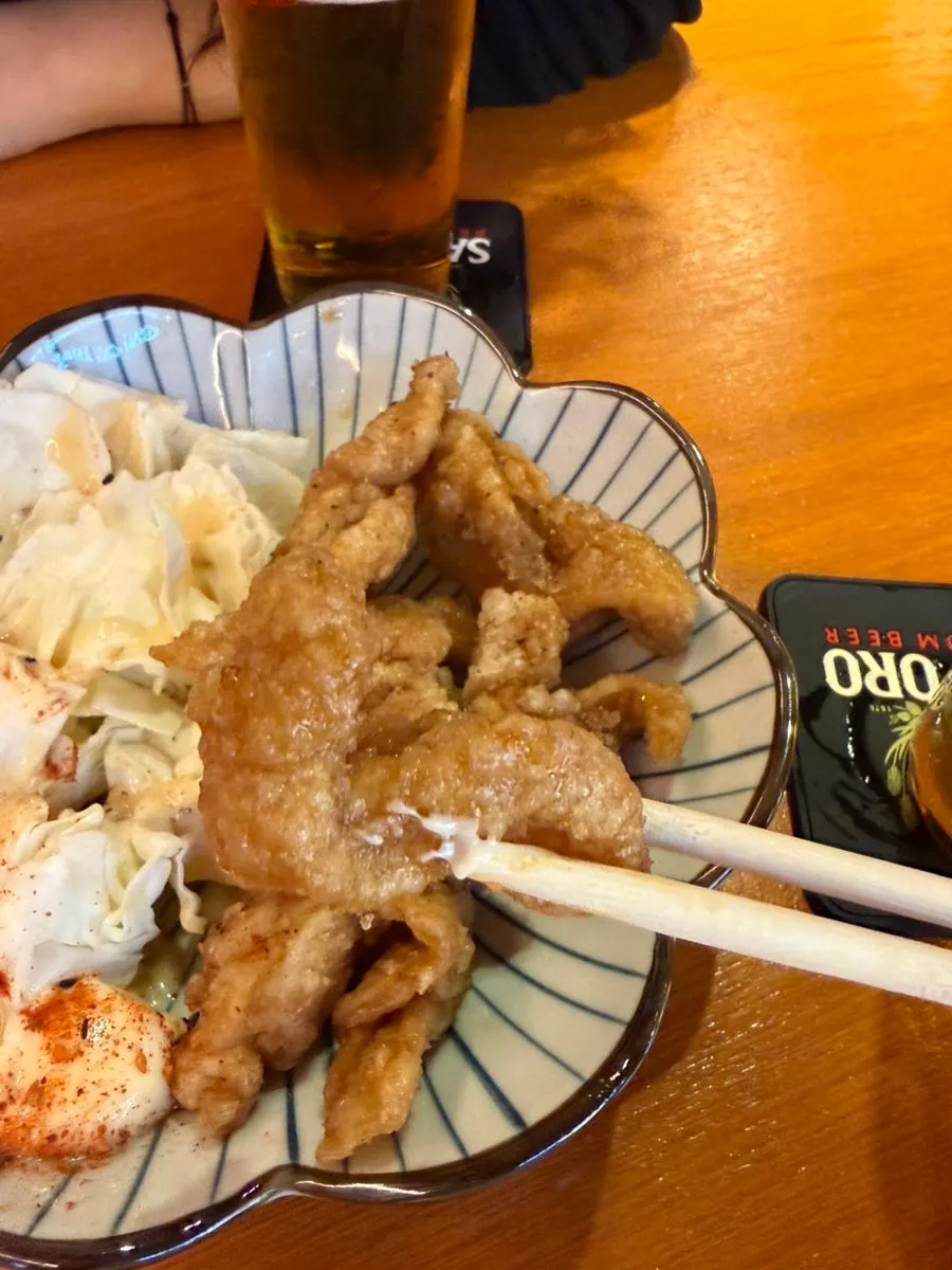 Fried chicken skin served with mayo cabbage