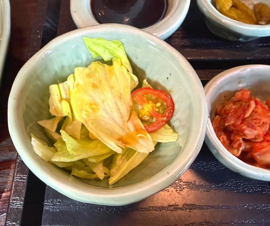 Steak pot rice with accompanying side dishes