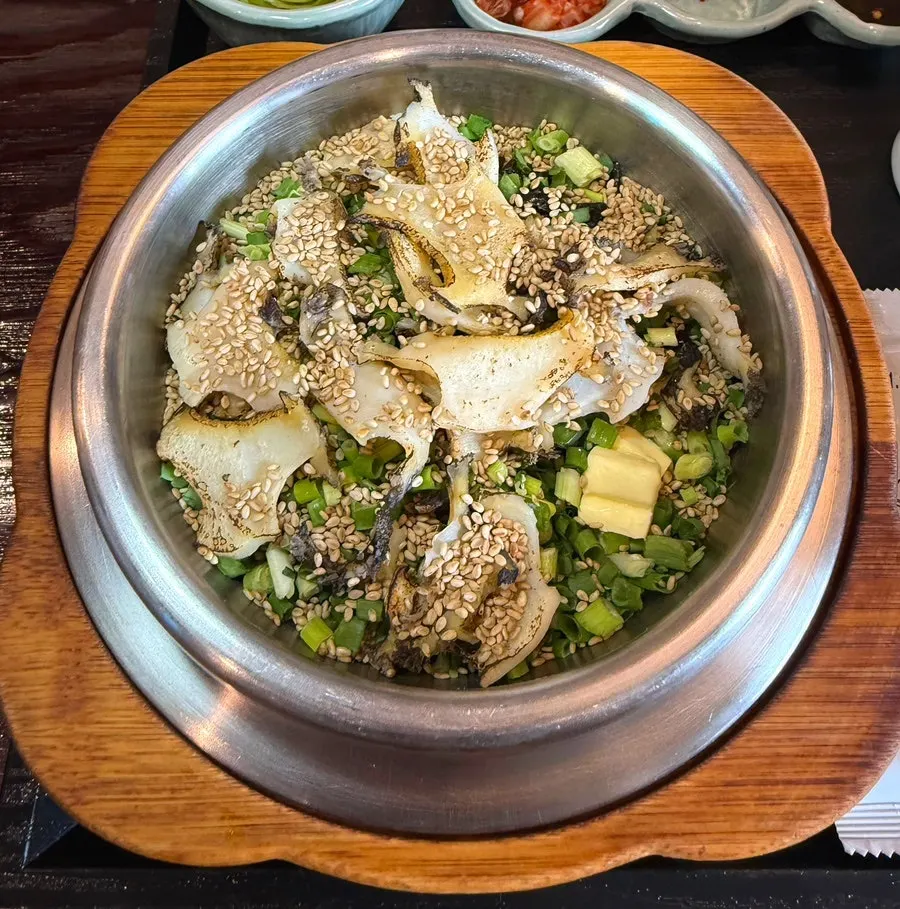 Abalone pot rice topped with sliced abalone and butter
