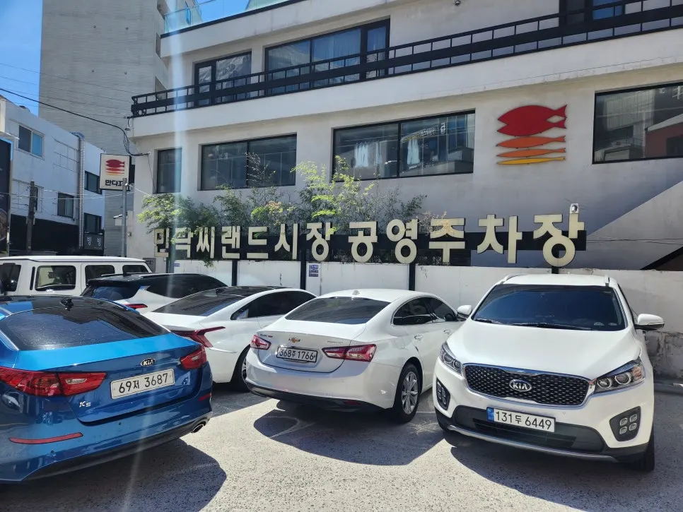 Flat path in front of the café toward Minnak Sea Land Market public parking lot