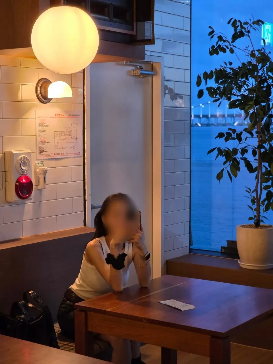 해 질 녘 광안리 오션뷰가 보이는 매장 전경